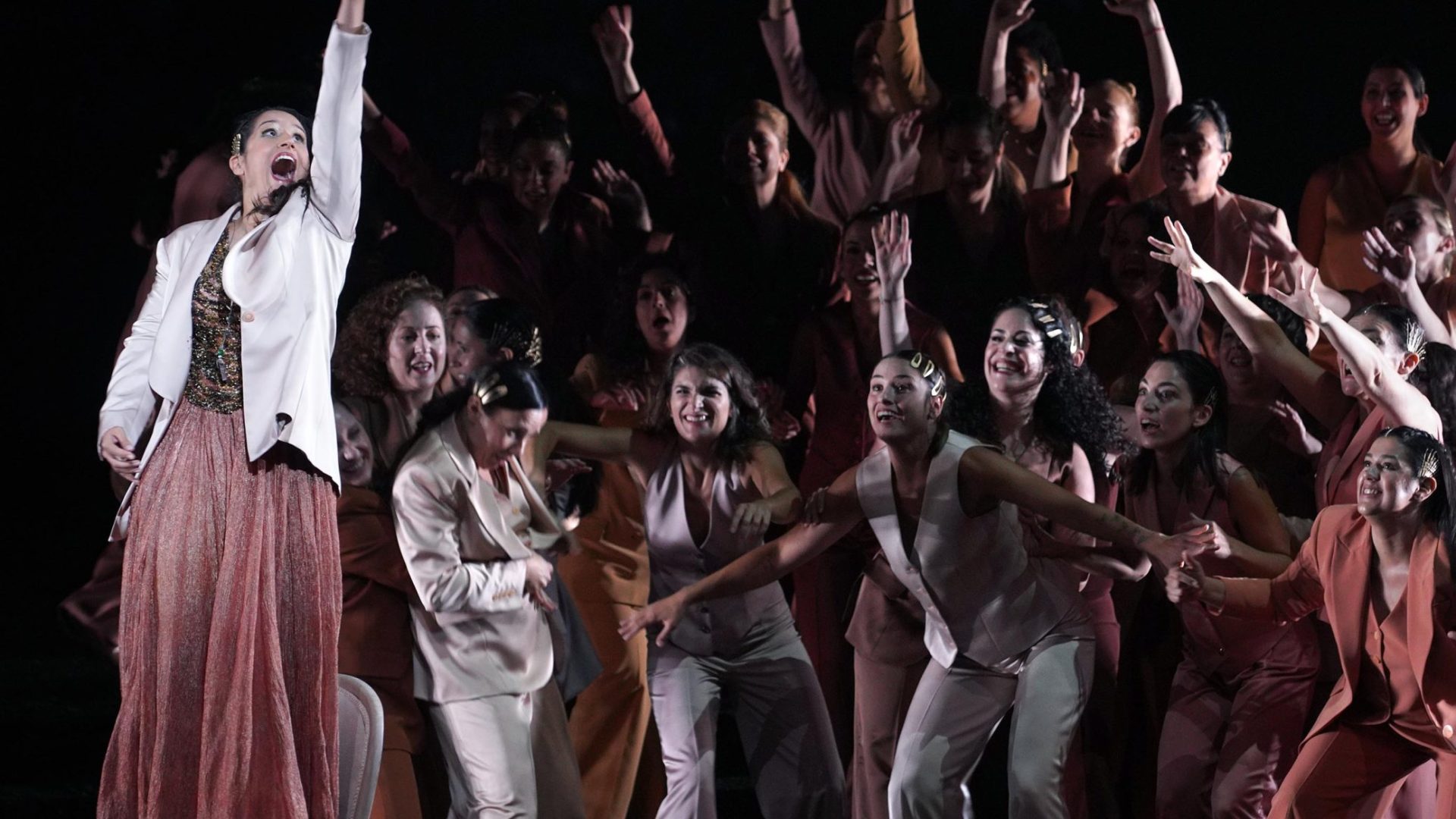 Sara Blanch (Dircé) y coro femenino © Javier del Real | Teatro Real