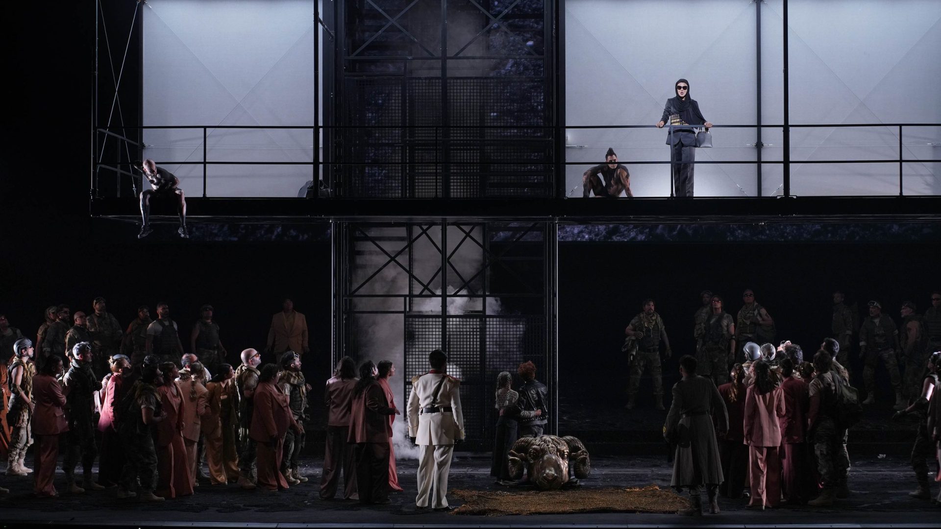 Plano general; arriba, Maria Agresta (Medea) 
© Javier del Real | Teatro Real