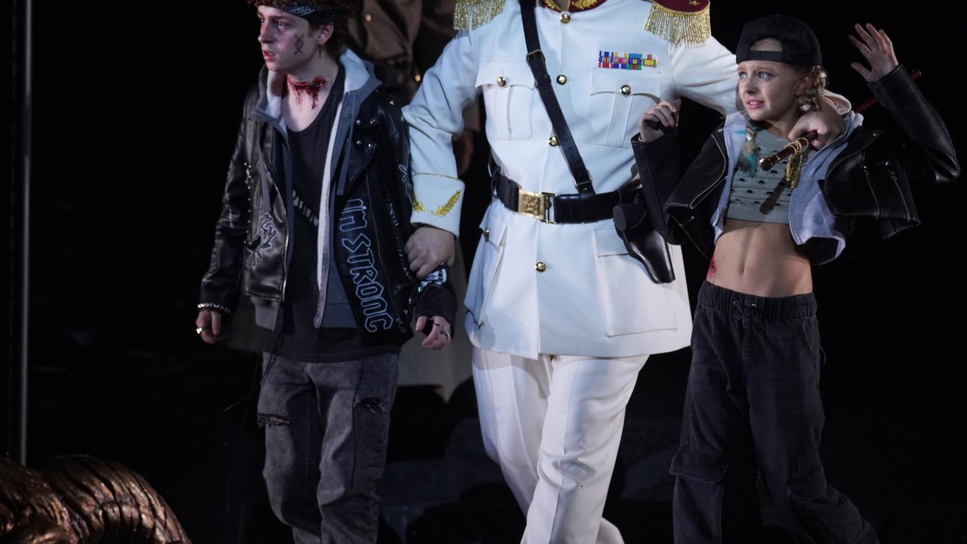 Jongmin Park (Creonte), Valeria Grandio e Ismael Palacios (hijos de Medea) 
© Javier del Real | Teatro Real