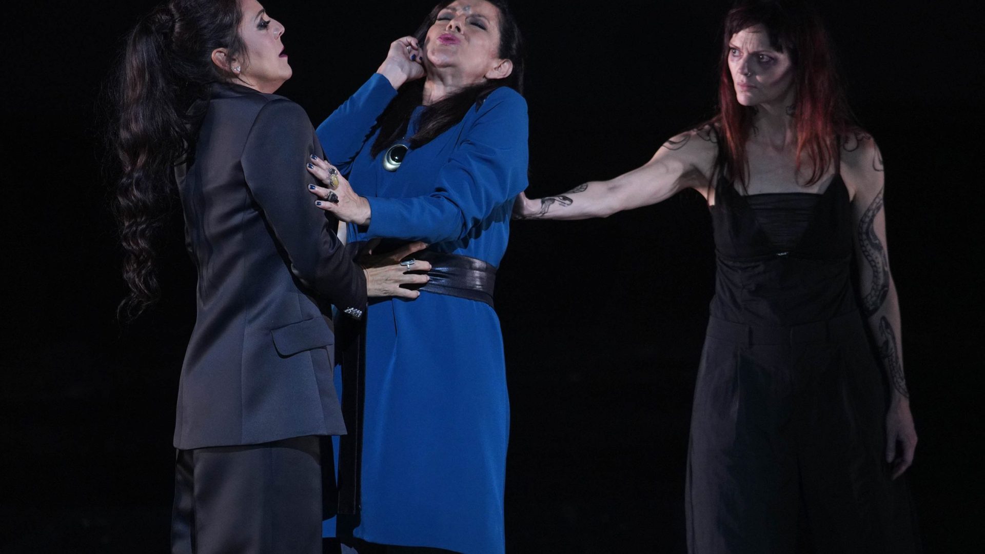 Maria Agresta (Medea), Nancy Fabiola Herrera (Neris) y Verónica Moreno (actriz) 
© Javier del Real | Teatro Real