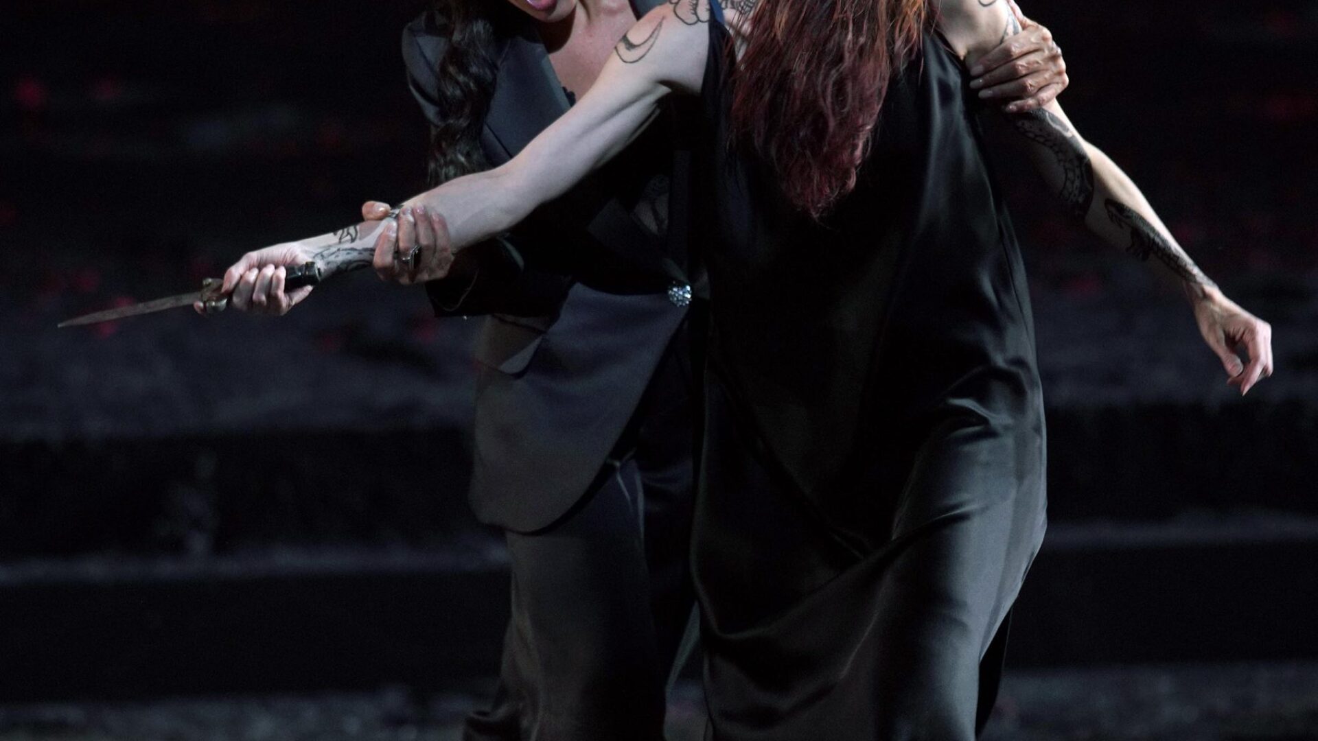 Maria Agresta (Medea) y Verónica Moreno (actriz) 
© Javier del Real | Teatro Real